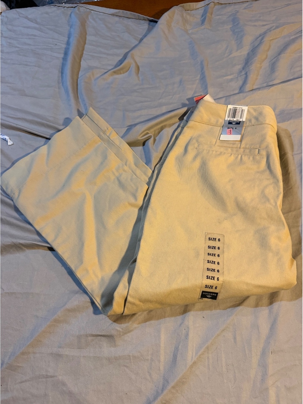 Dockers Mystique Capri Pants Size 6 in Beige